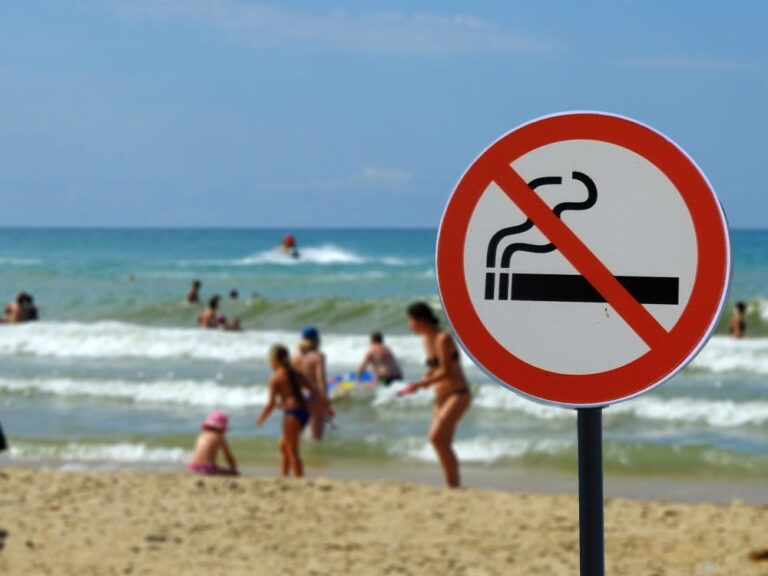 Vietato fumare, la spiaggia di Castellammare del Golfo è "smoke free"