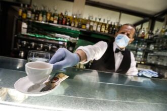 Ordina un caffè e lascia 50 euro, “E' il minimo, sono dipendente pubblico e sono fortunato”