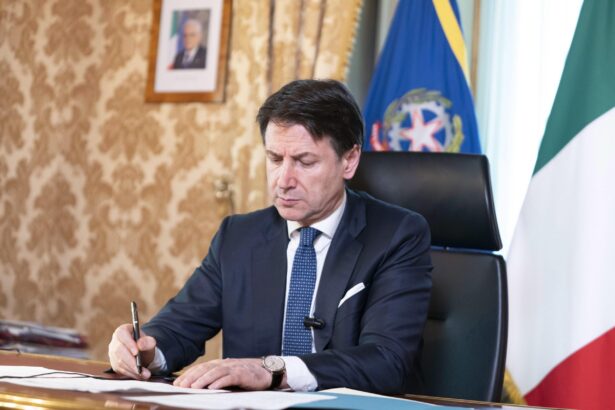 Conte: "Si potrà andare al mare" ma incombe il rischio lockdown Conte: "Si potrà andare al mare" ma incombe il rischio lockdown