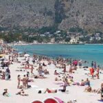 Folla e controlli a Mondello, rispettato il distanziamento sociale