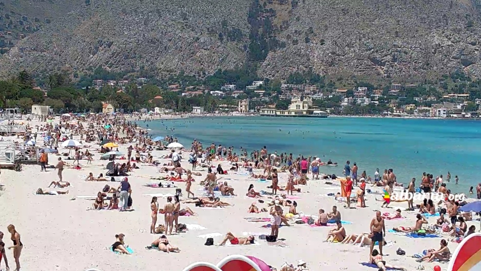 Folla e controlli a Mondello, rispettato il distanziamento sociale