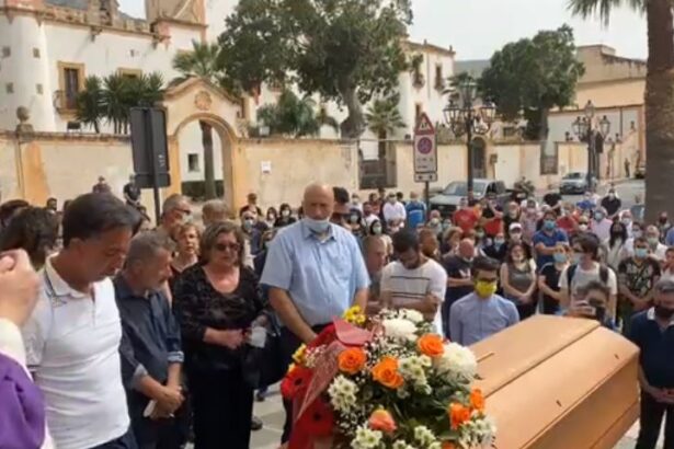 A Cinisi il funerale di Giuseppe che lascia moglie e 7 figli, in mare ancora 2 uomini A Cinisi il funerale di Giuseppe che lascia moglie e 7 figli, in mare ancora 2 uomini