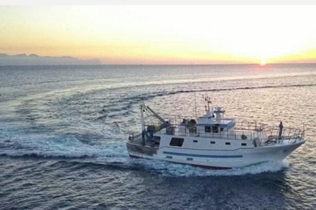 Svolta nelle indagini della Nuova Iside, sequestrata la nave Vulcanello Svolta nelle indagini della Nuova Iside, sequestrata la nave Vulcanello