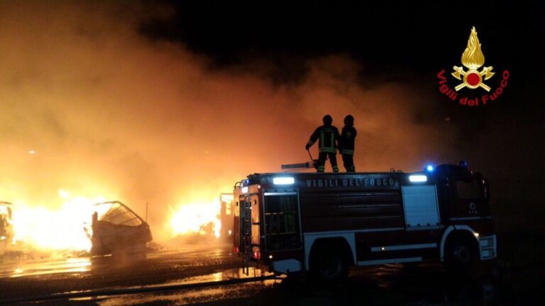 Paura a Borgo Molara, tanica di benzina data alle fiamme davanti tabaccheria