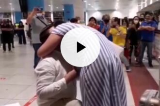 Proposta di matrimonio all'aeroporto di Palermo tra lacrime e baci (VIDEO)