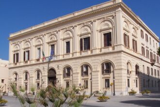 Dipendente positivo al comune di Trapani, il sindaco chiude gli uffici