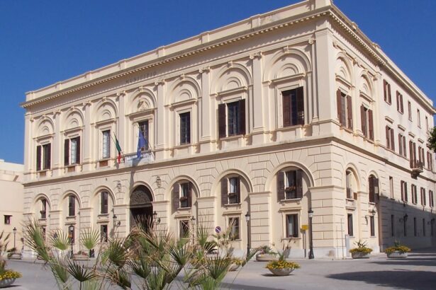 Dipendente positivo al comune di Trapani, il sindaco chiude gli uffici