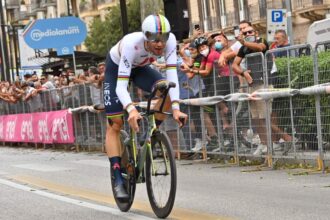 Filippo Ganna maglia Rosa della tappa Tissot Monrele