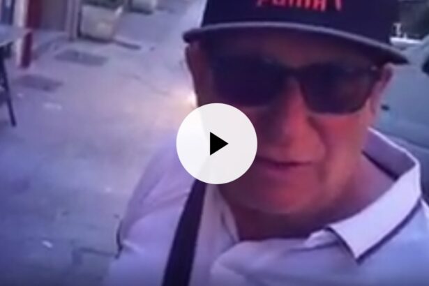 Chiede il pizzo e lui gli mostra Falcone e Borsellino, Conte gli vuole stringere le mani (VIDEO) Chiede il pizzo e lui gli mostra Falcone e Borsellino, Conte gli vuole stringere le mani (VIDEO)