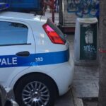 Scene di panico a Palermo, 32enne sfonda a testate l'auto della polizia municipale