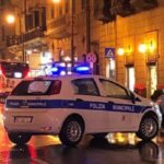 Palermo, poliziotti picchiati con bottigliate, calci e pugni alla Vucciria