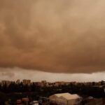 A Palermo il cielo si tinge di giallo, poi il temporale