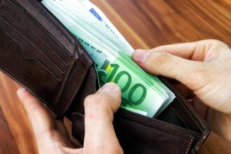 Trova portafogli zeppo di soldi e lo consegna al proprietario, accade nel Palermitano