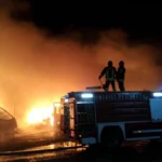 Incendio distrugge casa a Ballaró, famiglia salva ma muore il cane