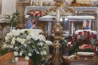 Virginia e Carmelo ora sono due angeli, strazio al funerale