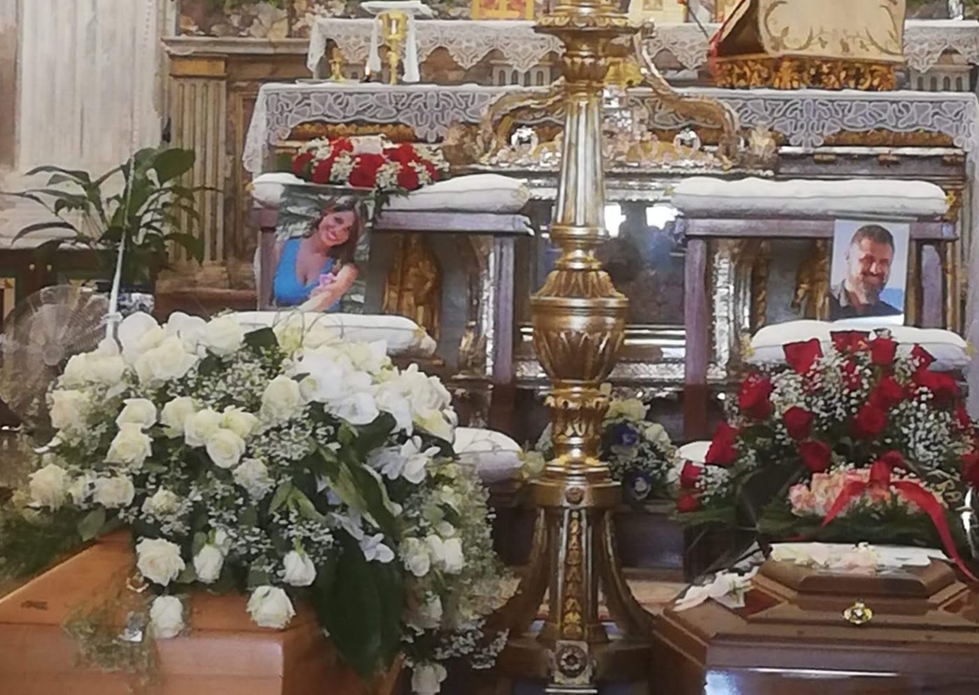 Virginia e Carmelo ora sono due angeli, strazio al funerale