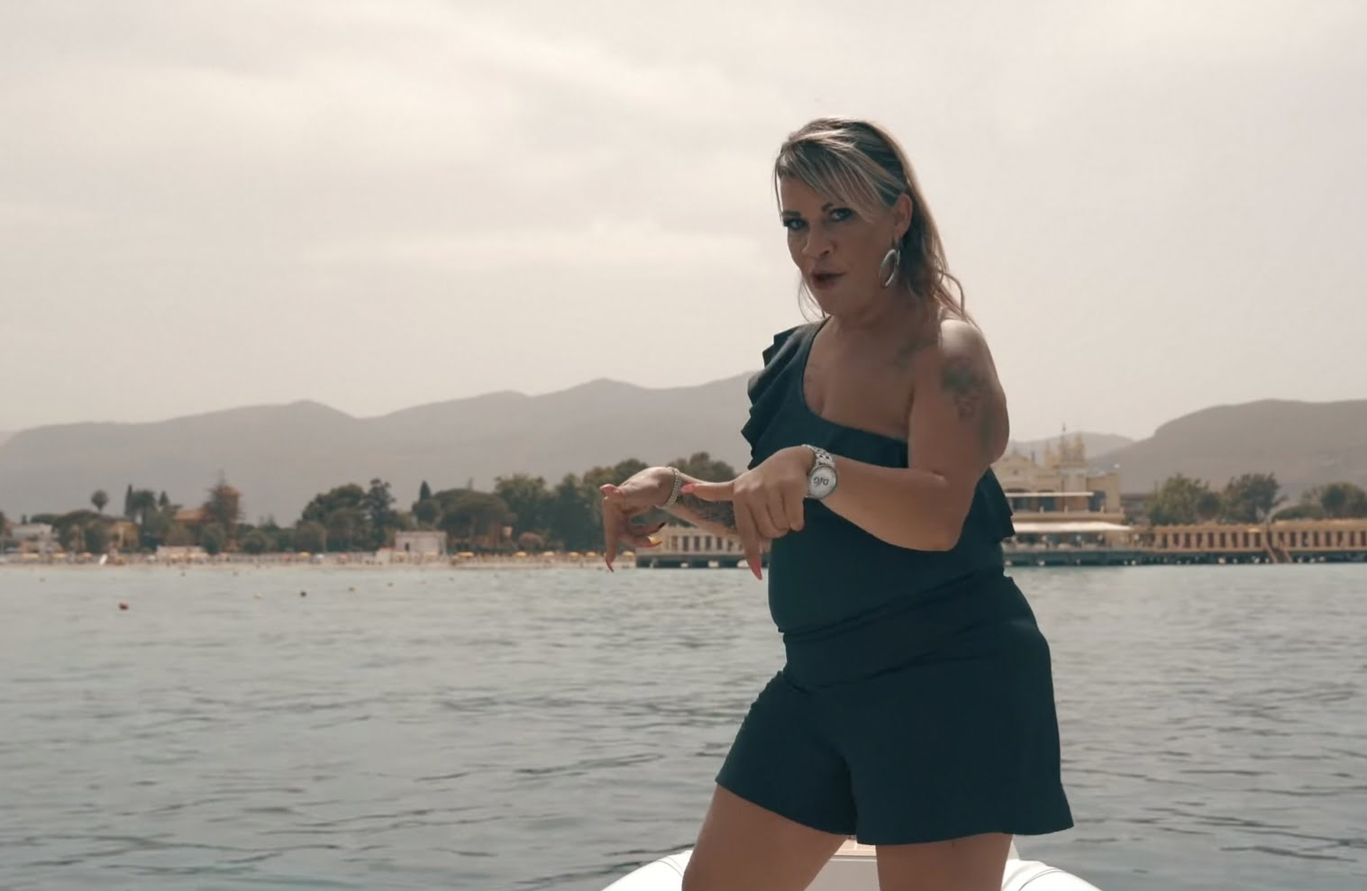 Torna Angela Chianello e lancia la sua hit estiva "Buongiorno da Mondello" (VIDEO)