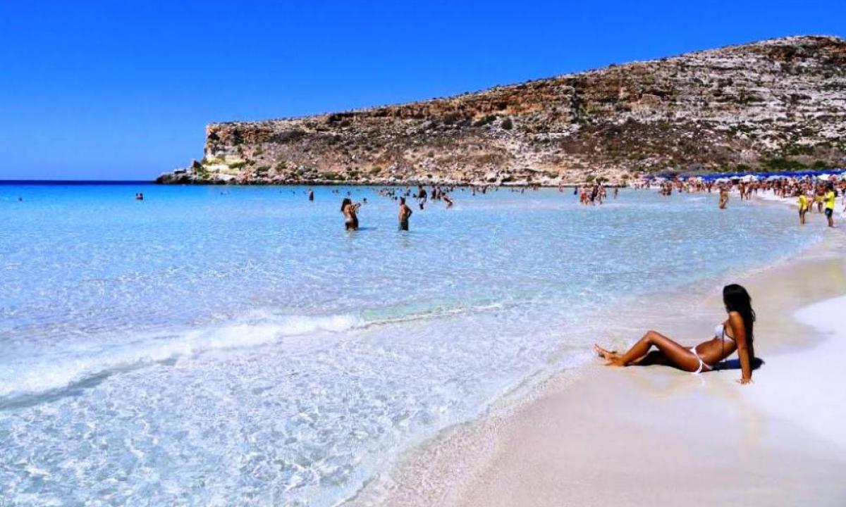 Isola dei Conigli di Lampedusa presa d'assalto, ora si entra in 300