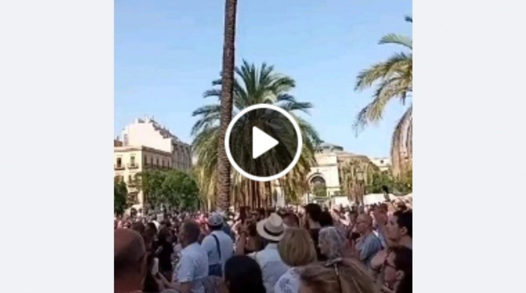 A Palermo esplode la rabbia, la folla urla "No al green pass" (VIDEO)