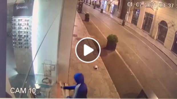 Sfonda la vetrina e fa razzie, colpo a Palermo all’ottica Minacapelli di via Maqueda (VIDEO)