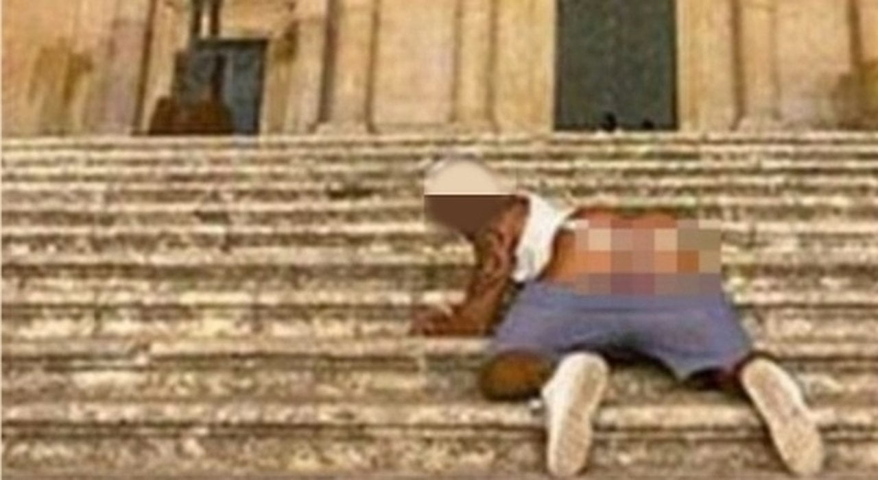 Si fotografa col sedere al vento davanti al Duomo di Noto, multa di 10 mila euro