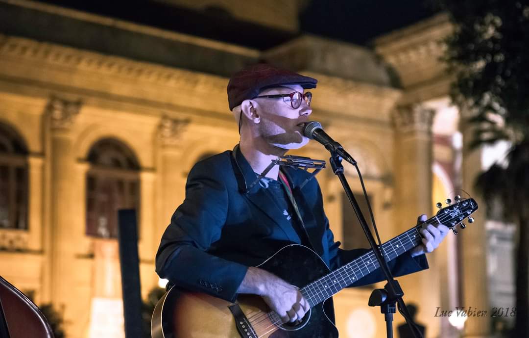 Aggredito brutalmente a Palermo il cantante Hotze Convalis, ha difeso un'amica