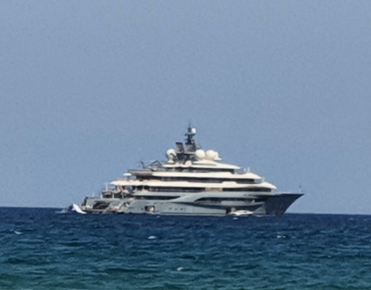 Mister Amazon, avvistato con il suo mega yacht a Balestrate