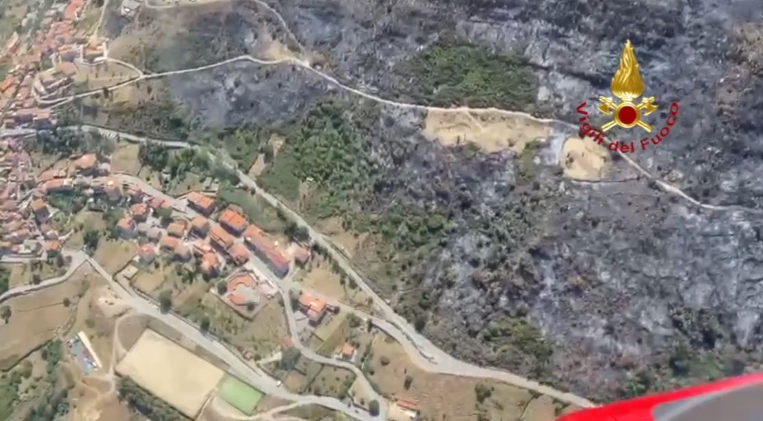 La Sicilia devastata dagli incendi, Madonie in cenere, fiamme da Petralia a Misilmeri (VIDEO)
