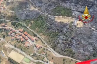 La Sicilia devastata dagli incendi, Madonie in cenere, fiamme da Petralia a Misilmeri (VIDEO)