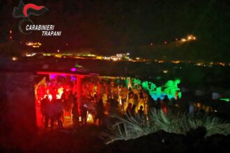 Festino abusivo a Pantelleria con 300 giovani ammassati, blitz dei carabinieri