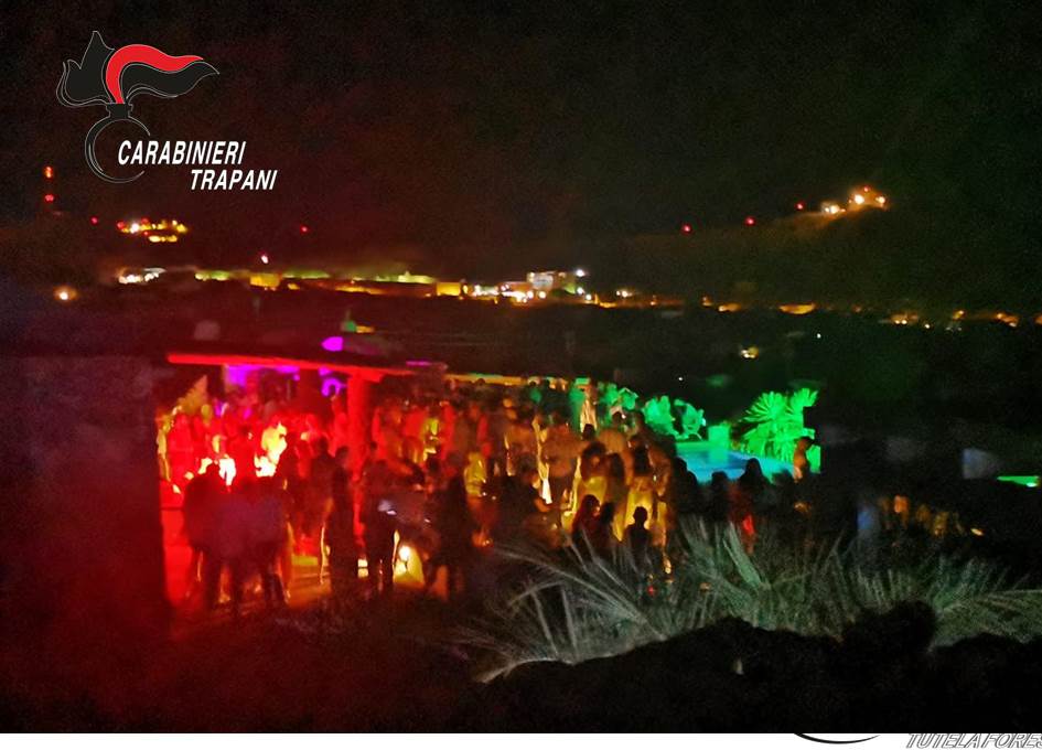 Festino abusivo a Pantelleria con 300 giovani ammassati, blitz dei carabinieri