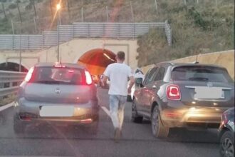 Incidente in galleria, camion si ribalta, A29 paralizzata