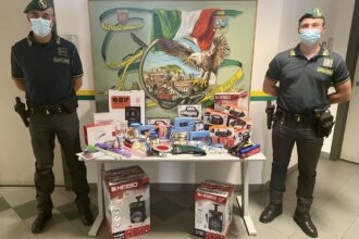 Palermo, blitz della Finanza in negozio, sequestrati 650 prodotti pericolosi