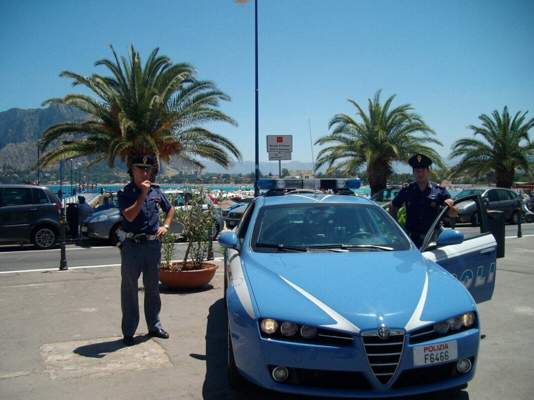 Un uomo di 30 anni è stato brutalmente picchiato e accoltellato venerdì sera a Mondello, nota località balneare di Palermo, da un gruppo di una decina di giovani ventenni.