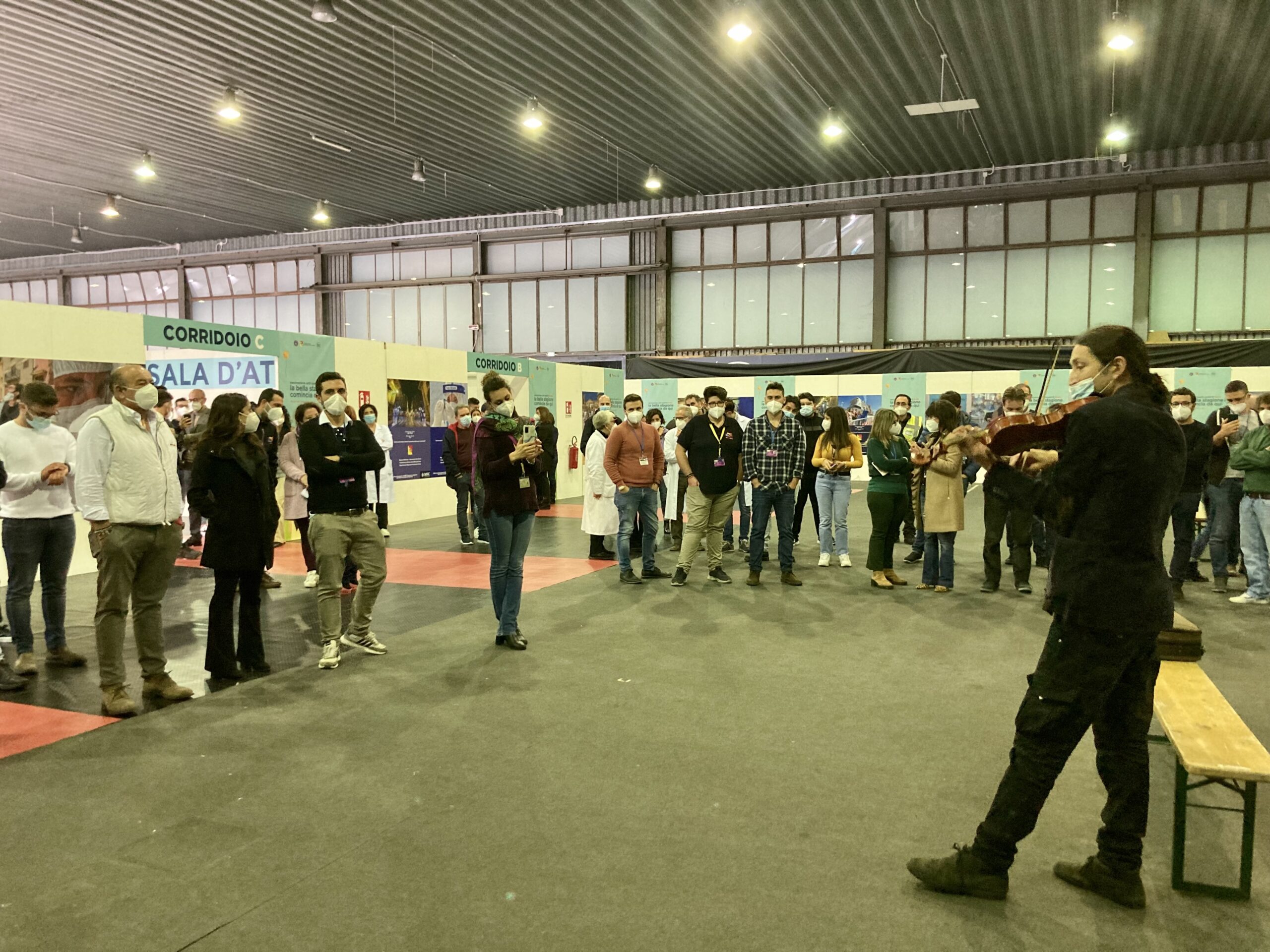 Attimi d’incanto, note di violino alla Fiera del Mediterraneo