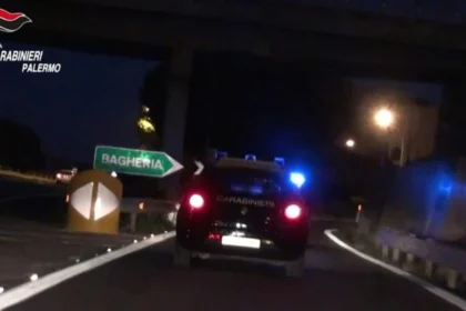 Rapina violenta al distributore, scoperta la banda del flex: un arresto