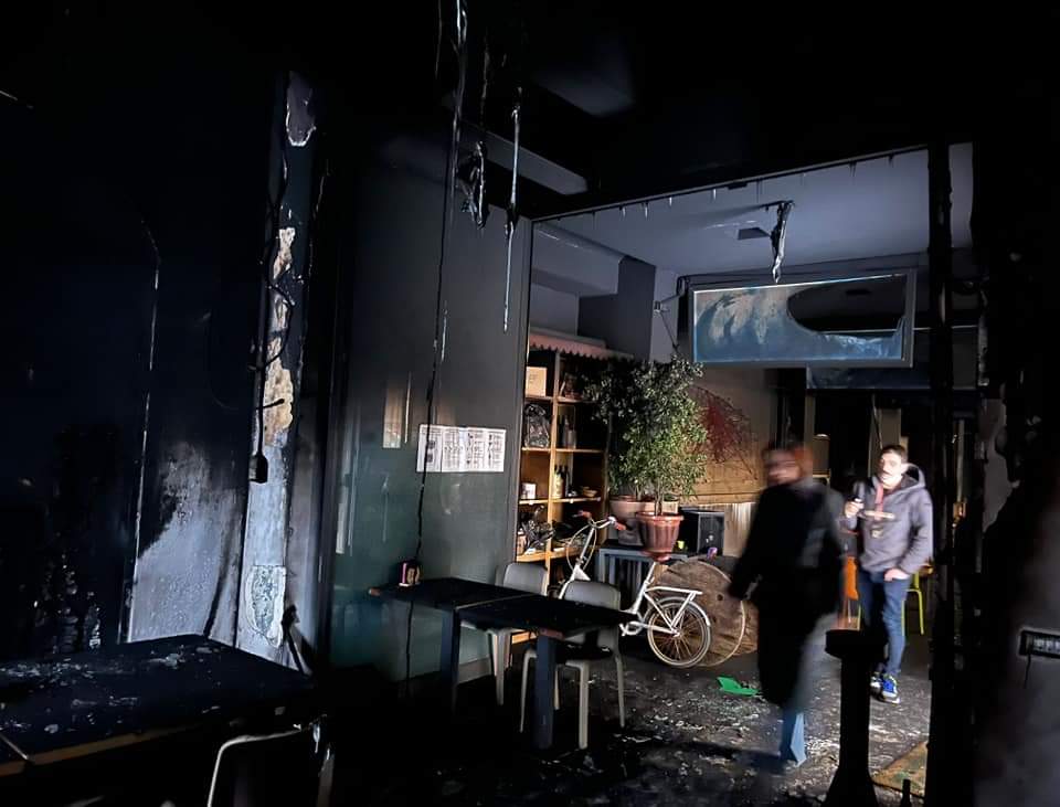 Incendio al ristorante multietnico Moltivolti a un passo da piazza Santa Chiara. I vigili del fuoco sono intervenuti all'alba, attorno alle 4,e forniranno una relazione completa fra alcuni giorni.