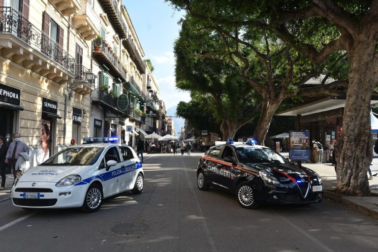 Senza green pass al tavolino, multati cliente e barista a Palermo Quattromila euro circa di sanzioni amministrative e chiusura del locale per cinque giorni. Questa la sintesi di un’operazione congiunta svolta lo scorso weekend in via Sant'Euno dalla Polizia Municipale di Palermo e dai Carabinieri. Sono molte le infrazioni contestate al titolare di un pub che è stato segnalato all'Autorità Giudiziaria.