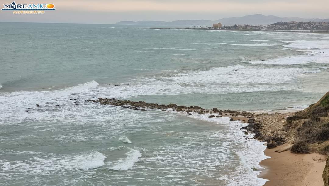 Anomalo abbassamento del Mar Mediterraneo, emergono scogli e strutture storiche