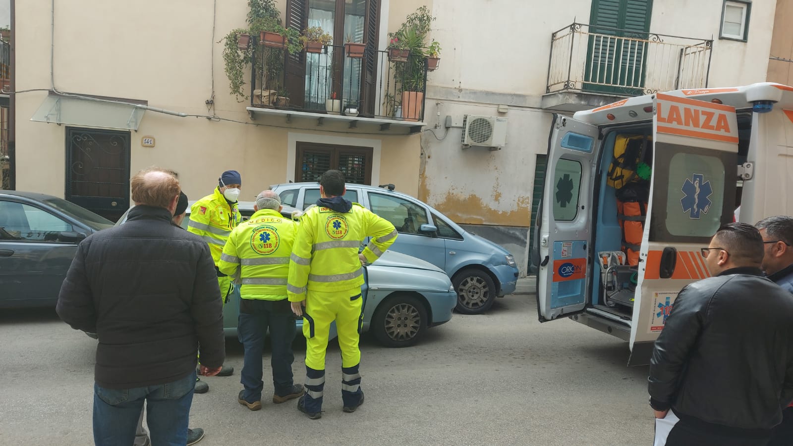 Paura questa mattina nel pieno centro di Monreale, in provincia di Palermo, a causa di un incidente stradale che ha visto coinvolte quattro automobili. Un uomo si è schiantato contro tre vetture in sosta dopo essersi sentito male mentre era alla guida.