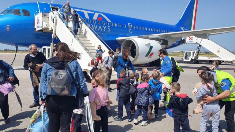 Bambini ucraini aeroporto di Trapani 10