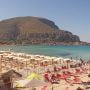 Grande caldo in Sicilia, presa d'assalto la spiaggia di Mondello (FOTO) Arriva il caldo in Sicilia e la spiaggia palermitana di Mondello si riempie di turisti e visitatori. Questa mattina la bellissima spiaggia della borgata marinara del Capoluogo, fatta di sabbia bianchissima, è stata presa d'assalto anche da tanti palermitani che hanno colto l'occasione della giornata di sole per fare il primo bagno della stagione 2022 e la prima tintarella.