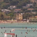 Grande caldo in Sicilia, presa d'assalto la spiaggia di Mondello (FOTO) Arriva il caldo in Sicilia e la spiaggia palermitana di Mondello si riempie di turisti e visitatori. Questa mattina la bellissima spiaggia della borgata marinara del Capoluogo, fatta di sabbia bianchissima, è stata presa d'assalto anche da tanti palermitani che hanno colto l'occasione della giornata di sole per fare il primo bagno della stagione 2022 e la prima tintarella.