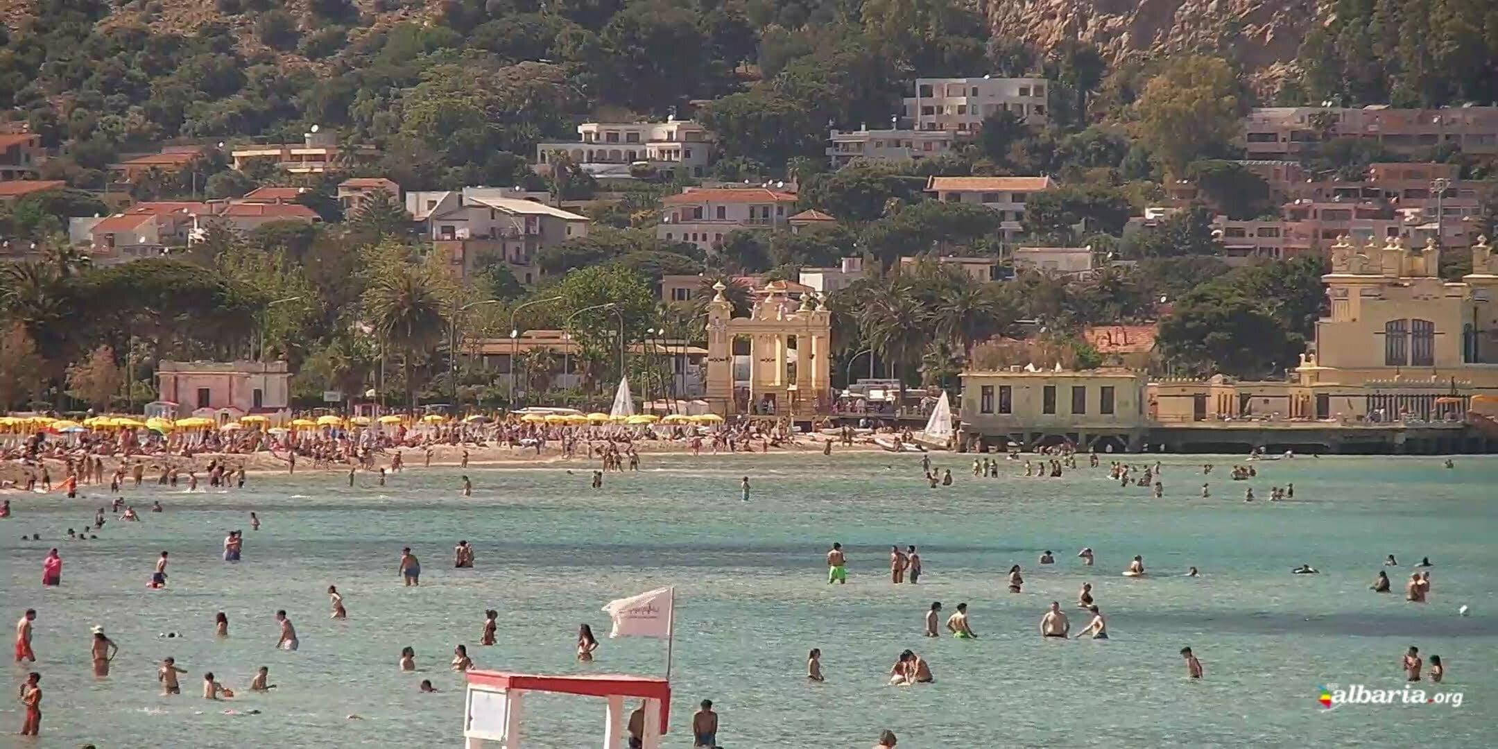 Grande caldo in Sicilia, presa d'assalto la spiaggia di Mondello (FOTO)