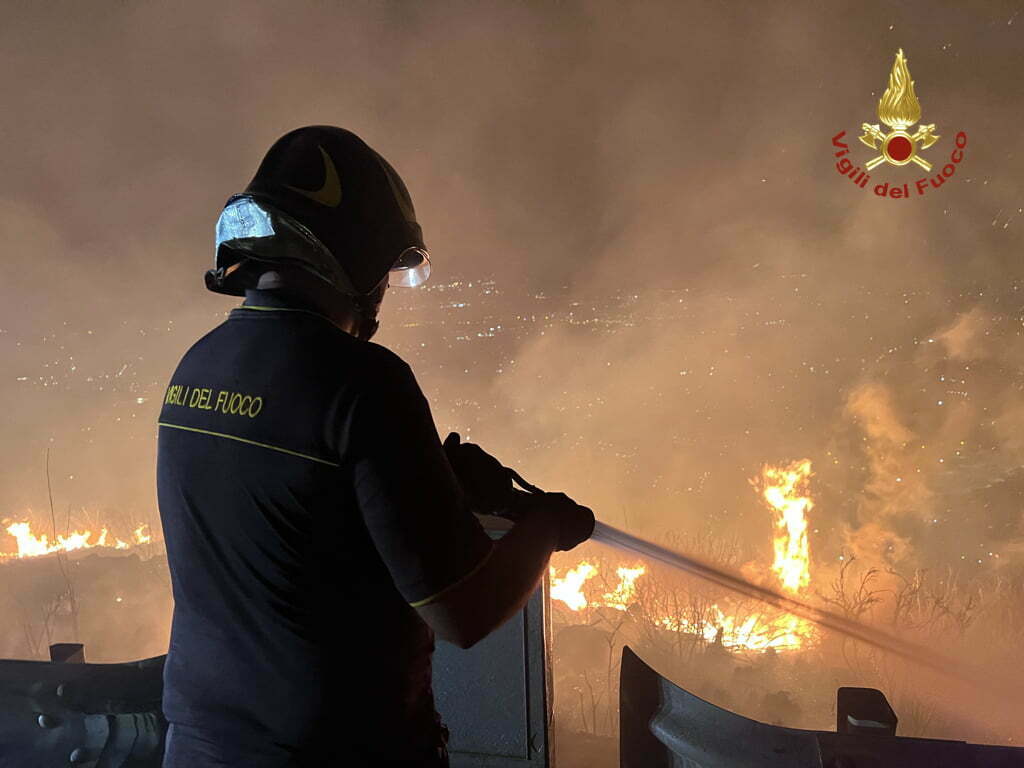 A causa di un incendio, la strada statale 186 “Di Monreale” è provvisoriamente chiusa al traffico, dal km 22,100 al km 24,000, in entrambe le direzioni, all’altezza di Borgetto (Palermo) .