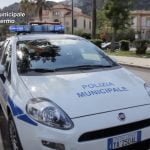 Un agente della polizia municipale di Palermo è rimasto ferito da un colpo di pistola partito accidentalmente dall'arma di un collega. L'episodio è avvenuto in un appartamento privato della zona di via Oreto; il ferito è stato operato nella notte e non è in pericolo di vita.