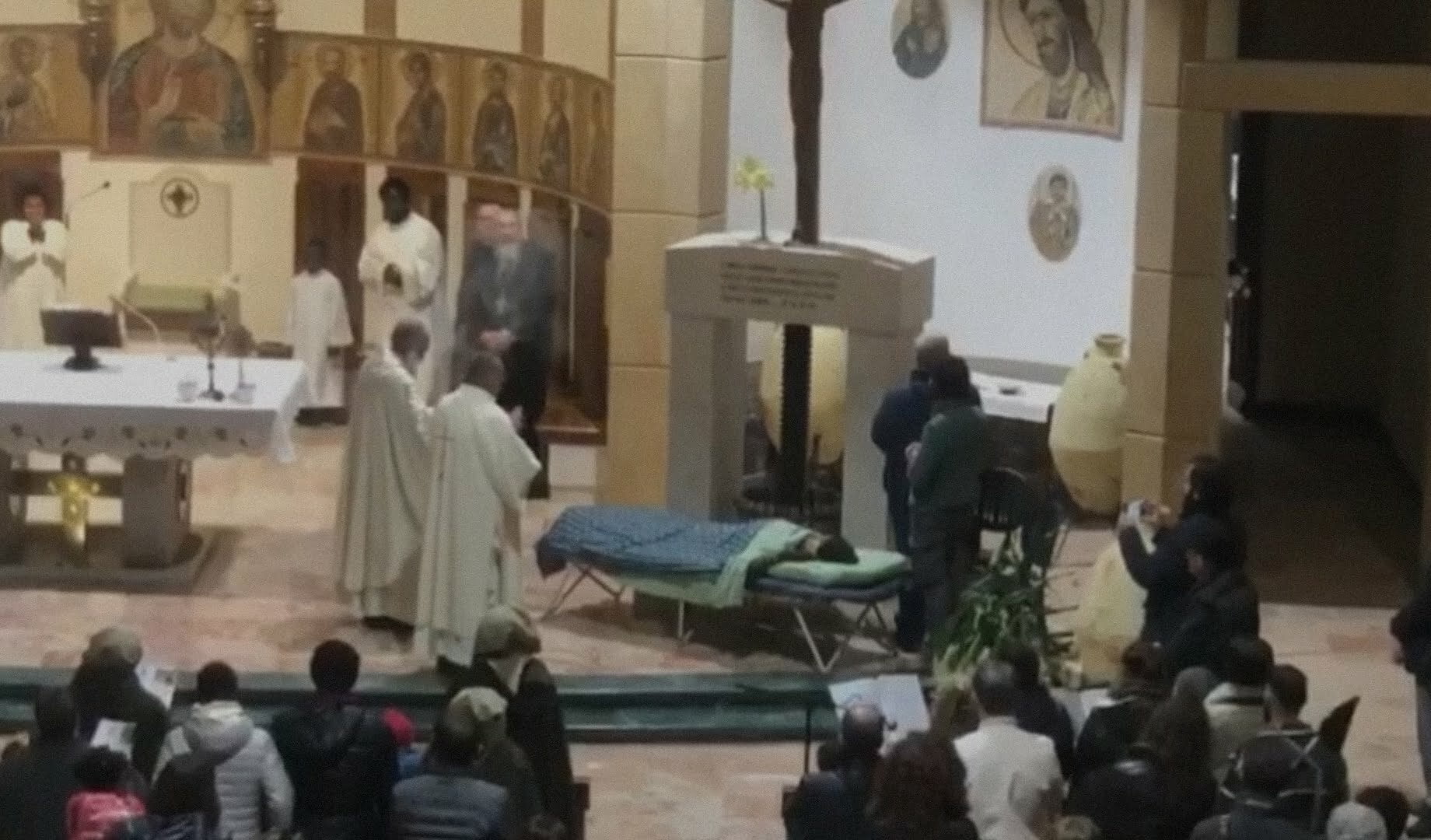 Biagio Conte, il missionario laico affetto da cancro, ha partecipato alla messa nella chiesa di via Decollati e alla messa del Battesimo di Gesù a Palermo nonostante la sua debolezza. La sua ultima apparizione pubblica è stata commovente e ricca di affetto