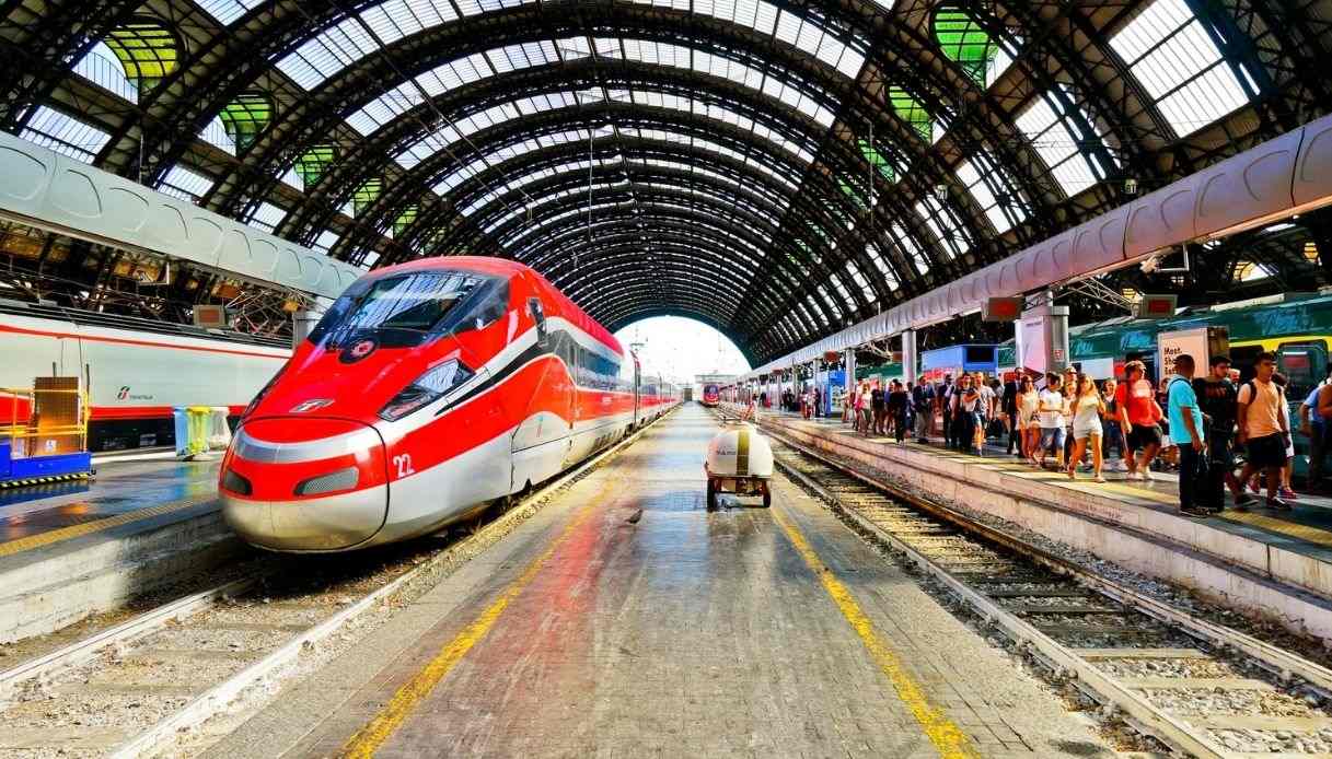 Un biglietto per viaggiare in treno per un mese, in Sicilia l'iniziativa di Trenitalia