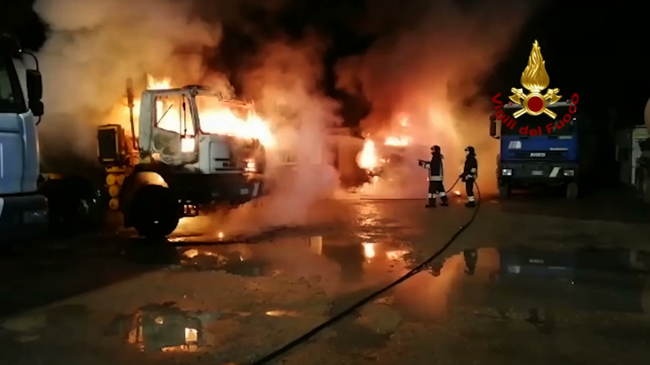 Notte di fuoco a Palermo, due camion inghiottiti dalle fiamme in una rimessa