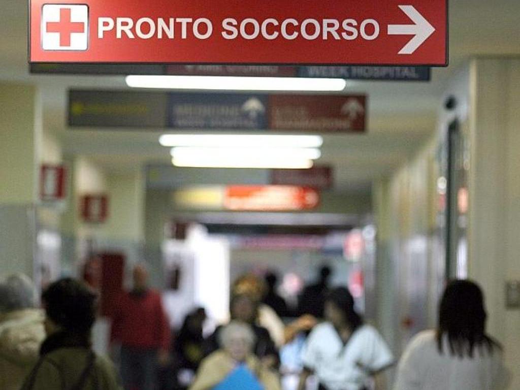 Bimbo ingoia una pila, salvato da un intervento d'urgenza